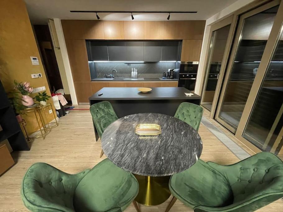 Urban 2 Bedroom Apartment *